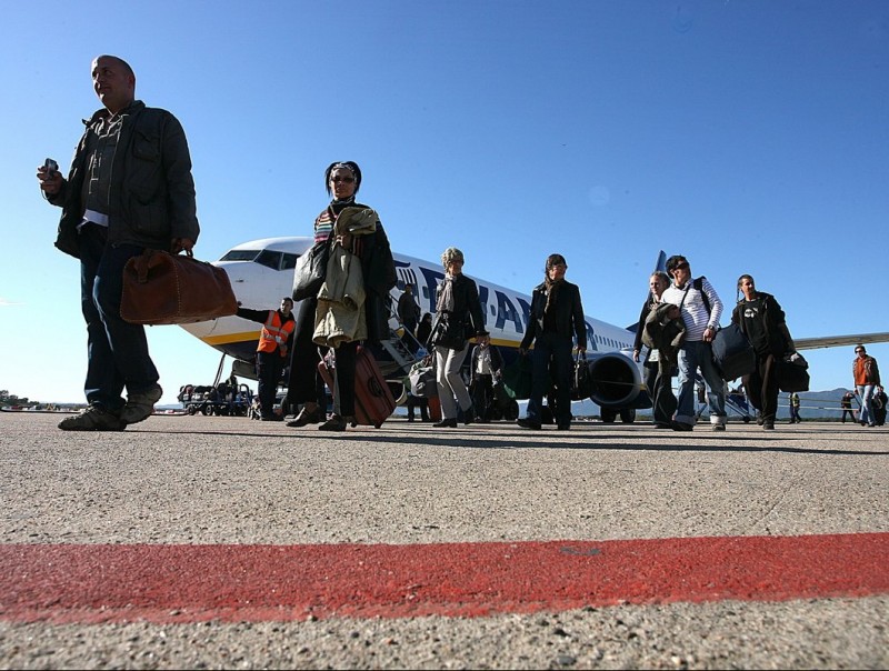 Uns passatgers baixant d'un avió de Ryanair, a l'aeroport Girona Costa Brava. MANEL LLADÓ
