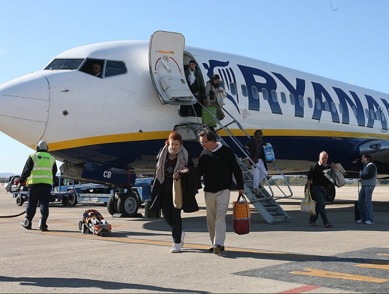Passatgers d'un vol de Ryanair, baixant a l'Aeroport de Girona MANEL LLADÓ