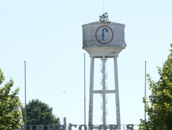 La torre amb la inicial de Fibracolor ha estat durant molts anys el símbol de la prosperitat econòmica del municipi de Tordera. QUIM PUIG