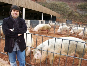 Valeri Salgot, tercera generació d'una família que va començar amb els embotits el 1928, a l'ecogranja del Montseny.  J. TORRENTS