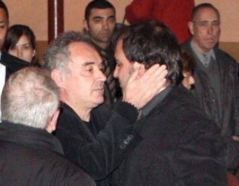 Ferran Adrià abraça el fill de Santi Santamaria en la capella ardent. EFE