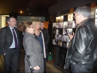 Joana Ortega va visitar acompanyada per l'alcaldessa de la Fatarella el centre “Internacionals a l'Ebre”. R.ROYO
