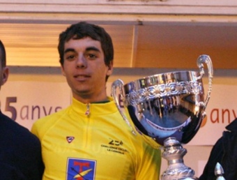 Airan Fernández amb el mallot i el trofeu de campió.  OLÍVIA MOLET