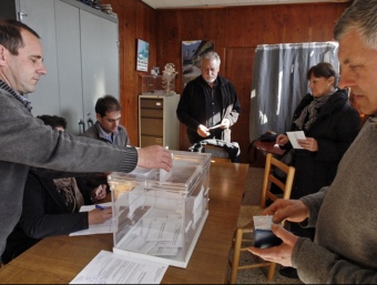 Un moment de la votació al col·legi electoral de la Vall d'en Bas, a la Garrotxa. DAVID BORRAT