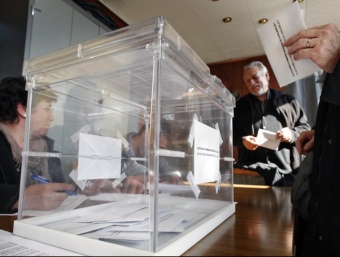 Una imatge de la votació d'ahir a la Vall d'en Bas, la població gironina amb més votants, amb 113 persones. DAVID BORRAT