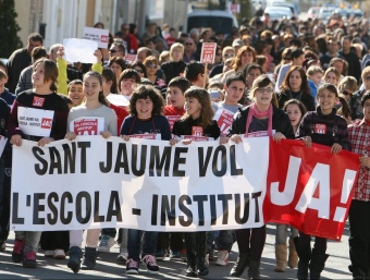 Imatge dels alumnes i les seves famílies en un moment de la manifestació d'ahir. OLÍVIA MOLET