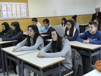 Imatge d'alumnes de l'escola Pia de Vilanova durant una classe de relaxació J. LOSADA