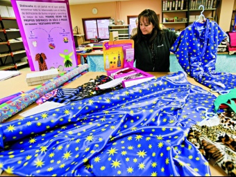 Una empleada de Ravial mostra algun dels teixits i disfresses acabades.  ROBERT RAMOS