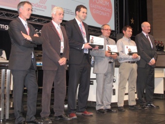 Els representants de les empreses premiades al centre de la imatge. CAMBRA DE COMERÇ DE GIRONA
