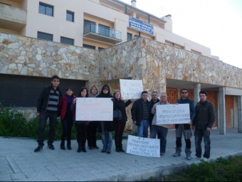 Els industrials es van concentrar ahir davant la promoció de pisos de Canet per reclamar els diners LL.M