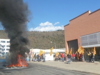 Piquets sindicals, a l'entrada de Torraspapel de Sant Joan, cremant neumàtics. J.CASAS
