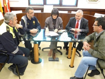 L'alcaldessa, Mercè Pla, i Oliveras, amb els comandaments del cos policial EL PUNT