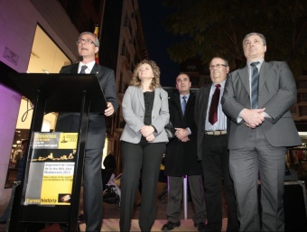 L'alcalde josep Fèlix Ballesteros informa als ciutadans de la victòria de Mersin.  JOSÉ CARLOS LEÓN