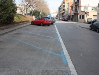 Els aparcaments de zona blava al carrer Guadiana estaran vigents fins el 28 de febrer. EL PUNT