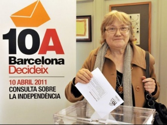 L'escriptora Isabel Clara-Simó és una de les més de 150 personalitats que dóna suport a la consulta de Barcelona Decideix. ACN