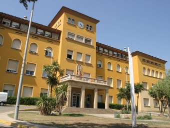 La façana de l'hospital de Viladecans, pendent de ser ampliat. MIQUEL TORAN