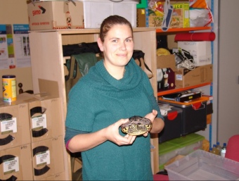 Raquel Maspoch amb un exemplar de tortuga de Florida, abandonada a la Selva. J.M.S