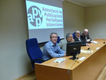 Els ponents a la Universitat de València. En primer terme, Francesc Martínez, president de l'APPV. ESCORCOLL