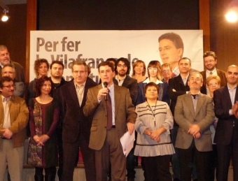 Francisco Romero en primer terme, acompanyat dels candidats de la llista del PSC a Vilafranca del Penedès C. MORELL