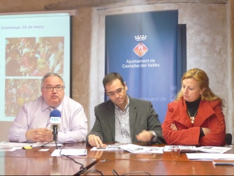 Ruiz -esquerra-, amb l'alcalde, Ignasi Giménez, i la regidora de Cultura, Pepa Martínez M.C.B