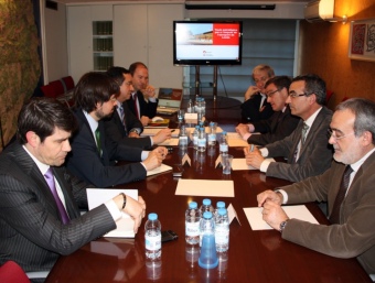 Un moment de la taula estratègica de l'aeroport, ahir a la delegació del govern a Lleida. ACN