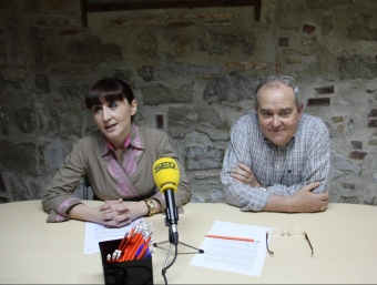 Marta Canales i Paco Tejero, ahir a la seu de CDF a Fraga. D.M