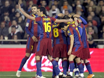 Els jugadors del Barça celebrant la victòria a Mestalla.  EFE
