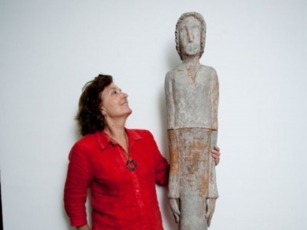 L'escultora amb la seva obra que serà exposada a Esplugues de Llobregat.