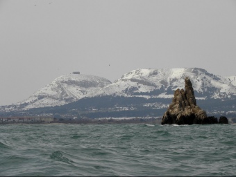 El massís del Montgrí, vist des de les Illes Medes, dos dies després de la nevada del 8 de març. Tot i que molta neu ja s'havia fos, els efectes encara eren ben visibles. JOSEP PASQUAL