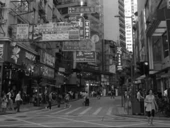 Imatge d'un carrer comercial a Hong Kong.  B.R