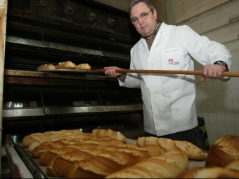 Robert Figueras fent el pa. JOAN SABATER