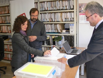 Una adherida a Solidaritat votant en les primàries a Girona, el passat dissabte. ANNA PUIG