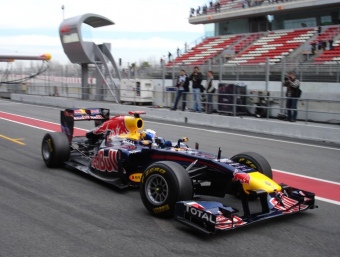 El Red Bull de Sebastian Vettel, a la línia dels box del Circuit, tres setmanes enrere. J.C