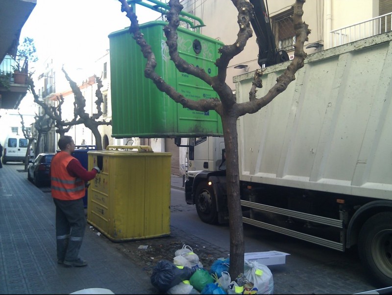 Imatge d'arxiu al carrer d'Avall amb algunes bosses que no va recollir el servei de porta a porta. E.F