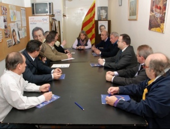 El comitè executiu de CiU , durant la reunió en què va confirmar Mundi –al fons– com a candidata EL PUNT
