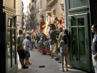 Una mostra dels gegants i el bestiari de Solsona a les portes de la catedral de la ciutat.  VÍCTOR PALLARÈS