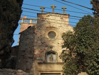 Façana de l'església de Santiga, a tocar de la B-140 entre Santa Perpètua i Sabadell E.A