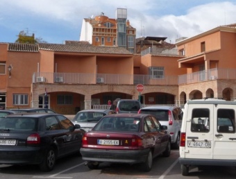 Façana de l'Ajuntament; al fons hi ha la Casa de la Cultura i la plaça. ESCORCOLL