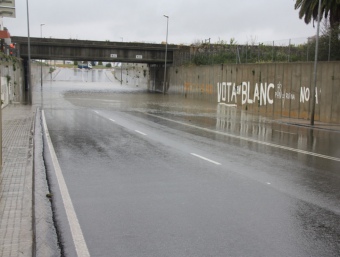 La C-12 inundada aquest dissabte, al seu pas per Tortosa ANNA FERRÀS / ACN