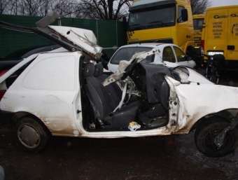 El cotxe que conduïa el noi que va morir en xocar contra un camió a la N-II, a la variant de Girona. XAVIER PI / ACN
