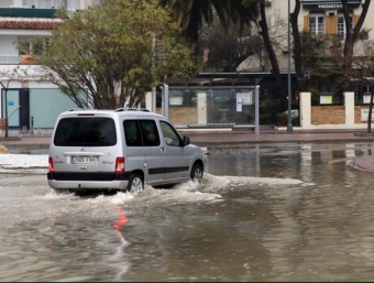 Els carrers de l'Estartit , ahir, plens d'aigua. JOAN CASTRO / CLIKART FOTO