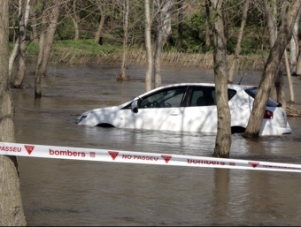 El cotxe arrossegat per la Muga ahir al migdia encara era dins de l'aigua. DAVID BORRAT /CAF
