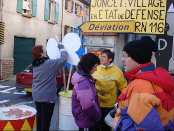 Manifestació dels habitants de Joncet per demanar la desviació. EL PUNT