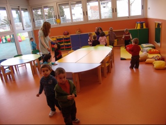 Els infants van començar a familiaritzar-se ahir amb el nou espai, situat al costat de l'escola de primària. A. ESTALLO