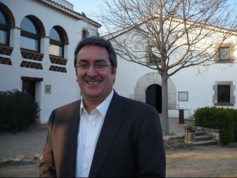 Santi Morell a l'entrada de la masia de can Borrell. E.F