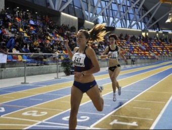 Ester Guerrero i Mari Carmen González, en els 800 m del campionat de Catalunya. LUIS GÓMEZ GARCIA