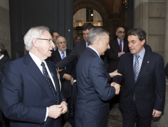 El ministre de Foment, José Blanco, saluda el president Artur Mas, al costat de Miquel Valls.  ROBERT RAMOS