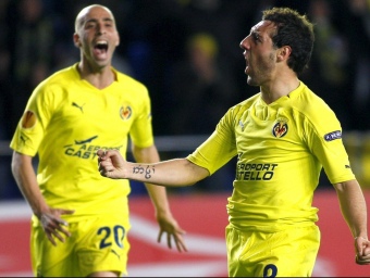Cazorla celebrant el seu gol davant la mirada de Borja Valero.  EFE