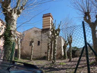 Imatge de la Torre de les Aigües , vista des de darrera amb la plataneda, que ha estat cedida al municipi de Dosrius. LLUÍS ARCAL