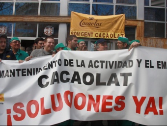 Treballadors de Cacaolat es manifesten davant l'entrada de la fàbrica del Poblenou de Barcelona. ACN